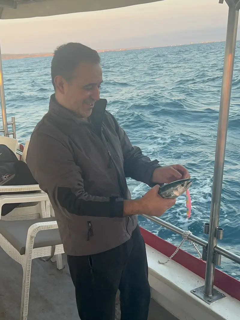 Teknede tuttuğu balığı elinde gösteren misafirimiz