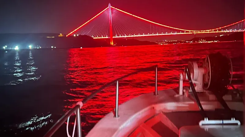 Tekne güvertesinden Boğaz Köprüsü’nün gece ışıkları