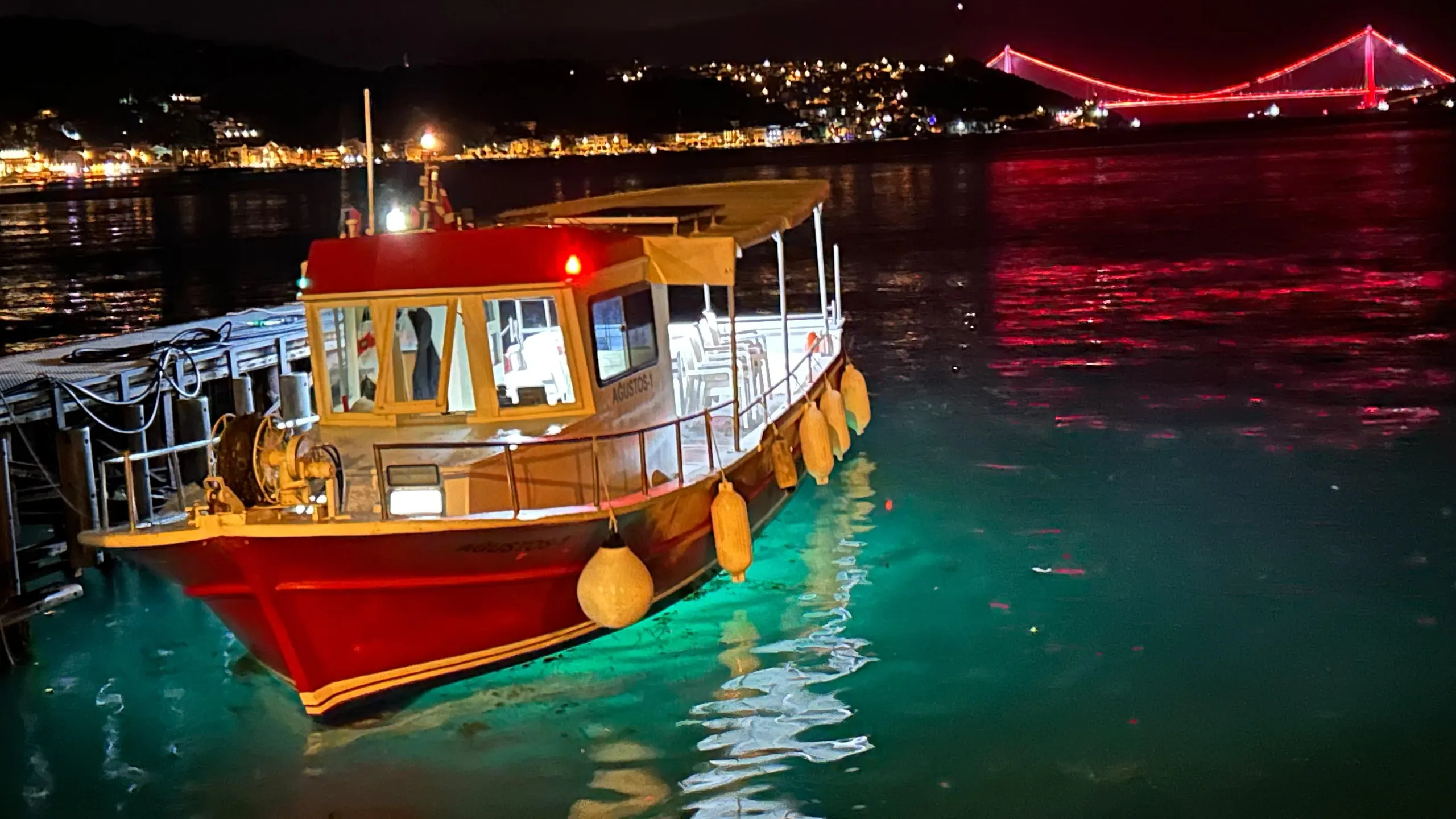 Boğaz Köprüsü’nün ışıkları altında kırmızı teknemiz