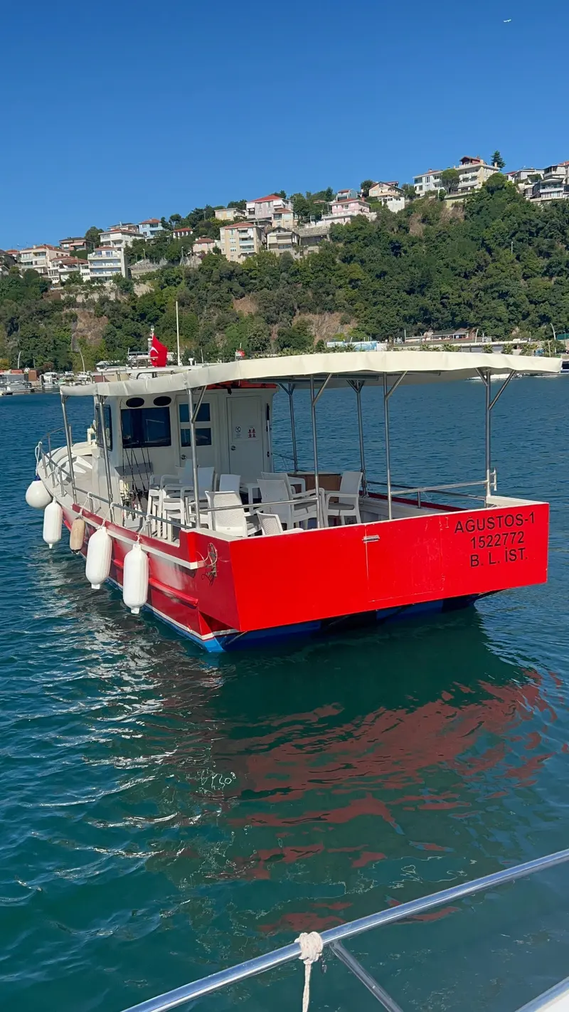 Gündüz Boğaz’da kırmızı teknemiz ve karşı kıyı