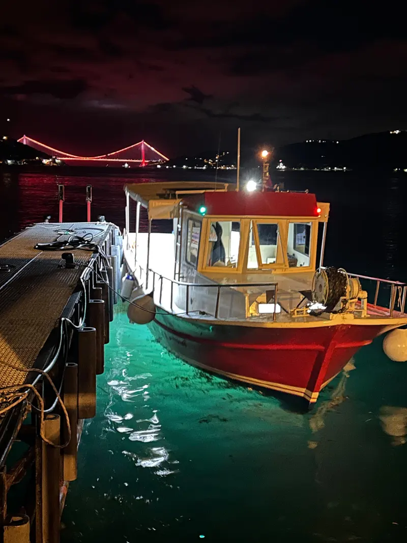 İskeleye bağlı kırmızı teknemizin gece önden görünümü